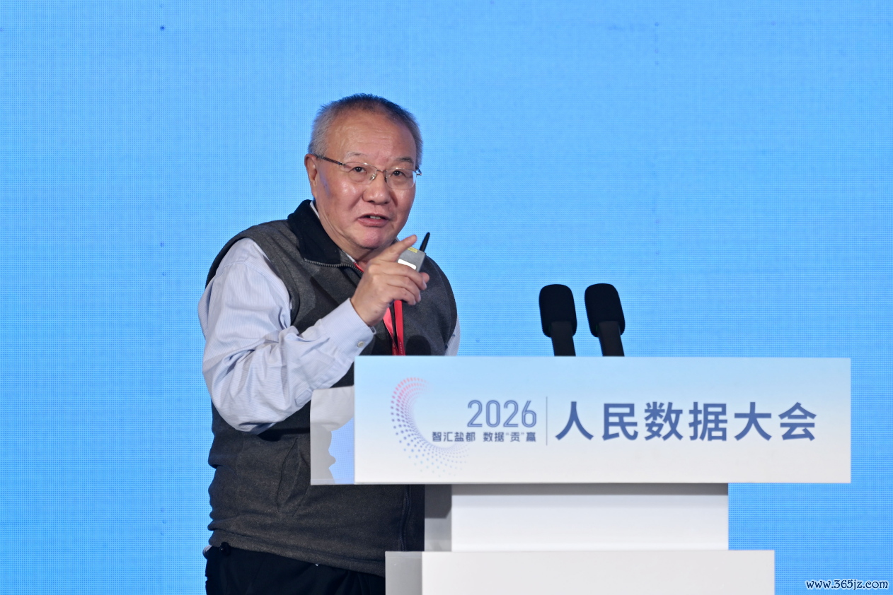 上海市东谈主工智能策略盘问内行委员会荣誉委员、上海交大讲席教育、香港华文大学荣誉教育、欧洲科学院院士徐雷。东谈主民网记者 翁奇羽摄
